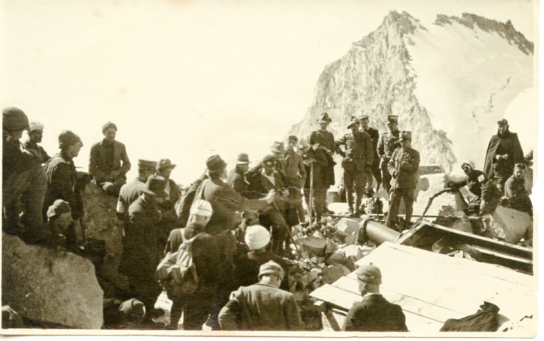 Posa targa al cannone di cresta croce