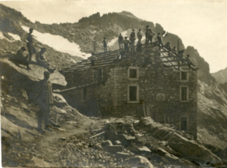 Rifugio Brescia al passo Dernal