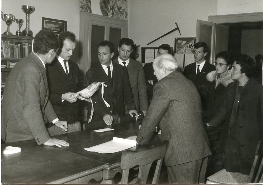 Consegna gagliardetto in sede